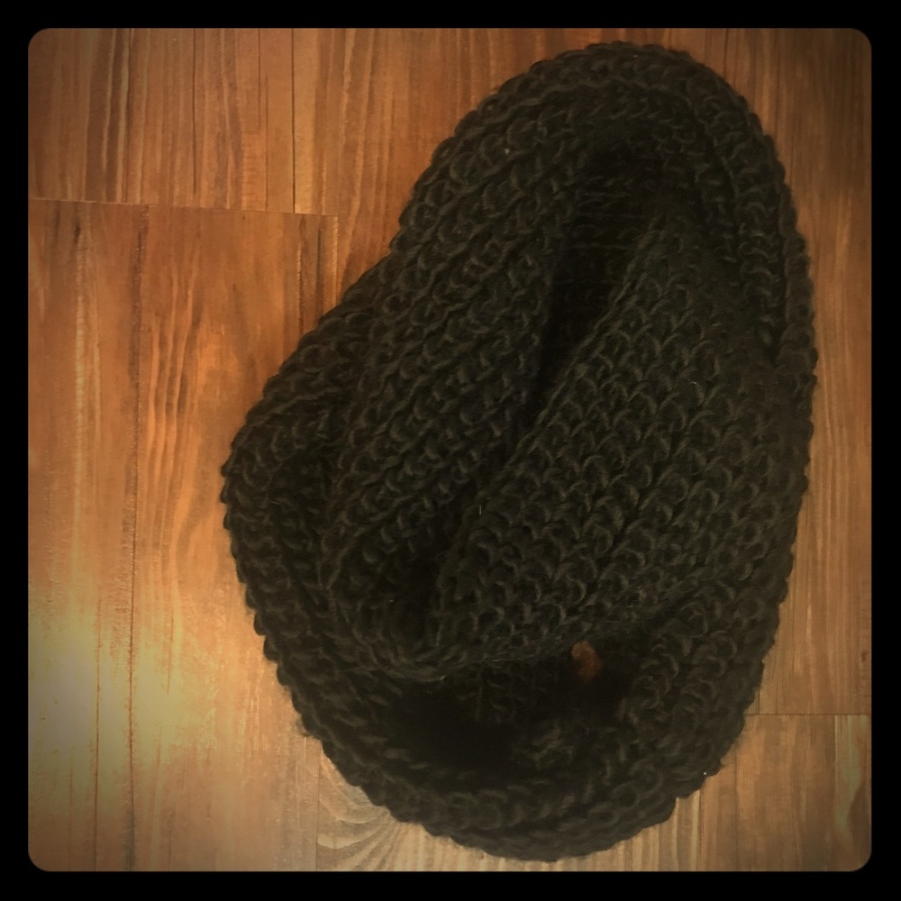 Rikka Loose Knit Black Infiniti Scarf 🧣